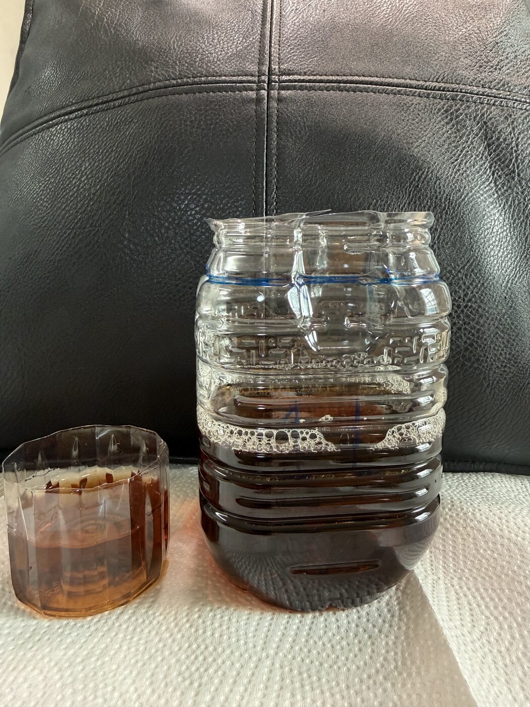 100mLで切ったペットボトルのカップと、1Lのペットボトル容器