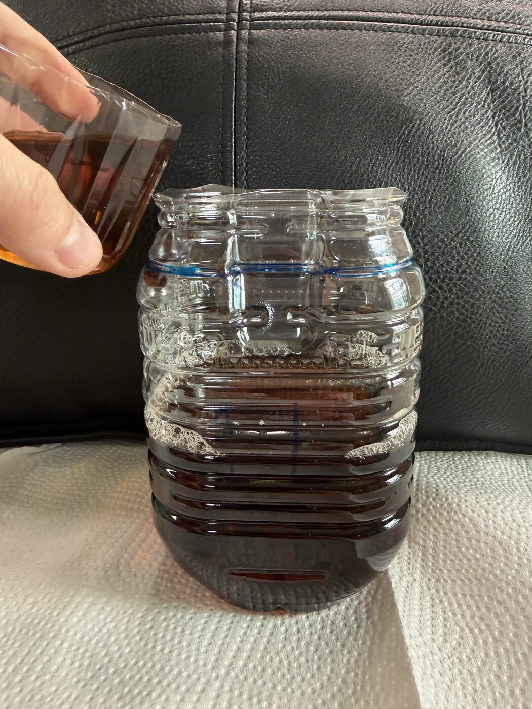 100mLカップから1L容器へ注いでいるところ